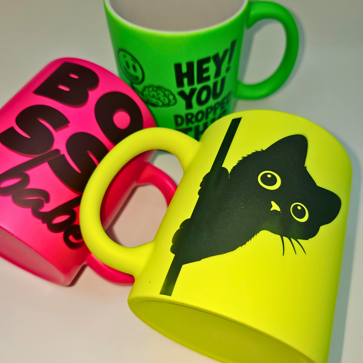 Personalisierte Neon-Tasse mit Wunschdruck in Schwarz – handgemachtes Statement