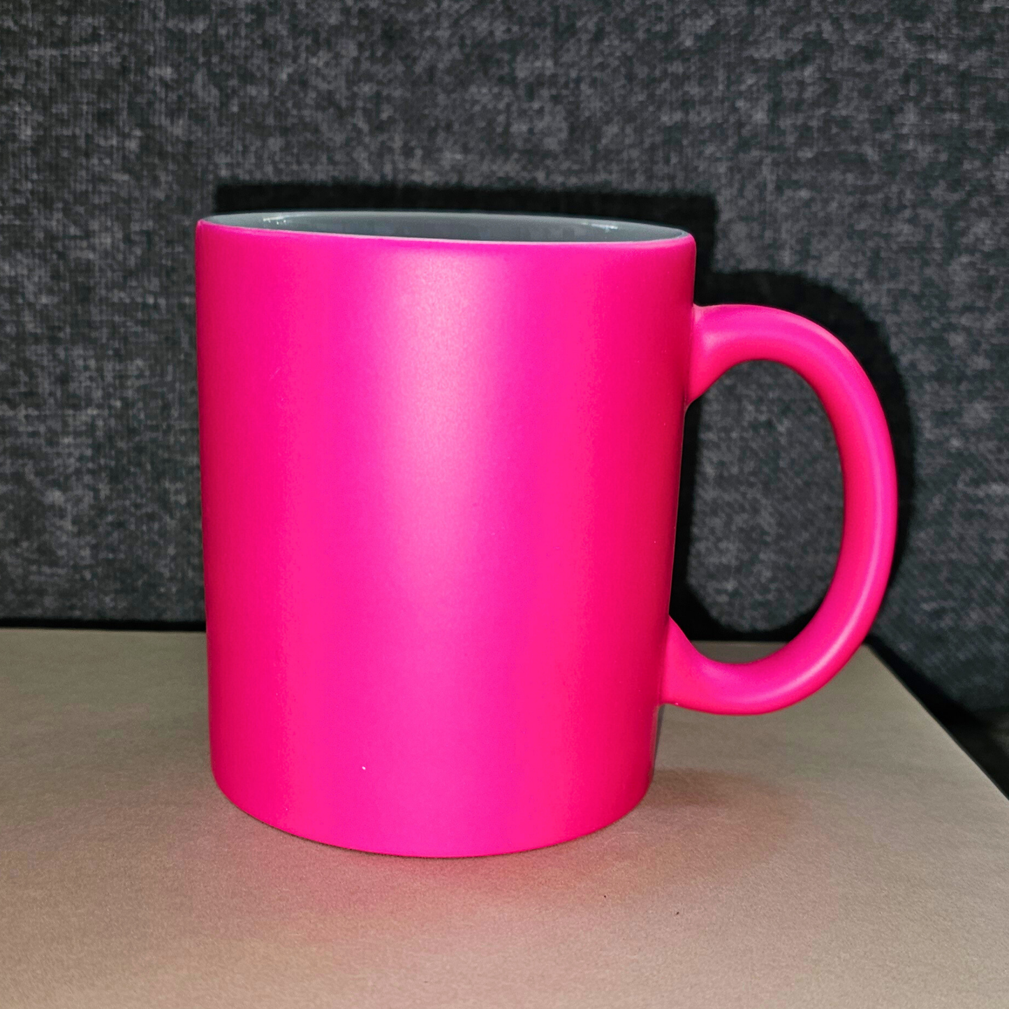 Personalisierte Neon-Tasse mit Wunschdruck in Schwarz – handgemachtes Statement