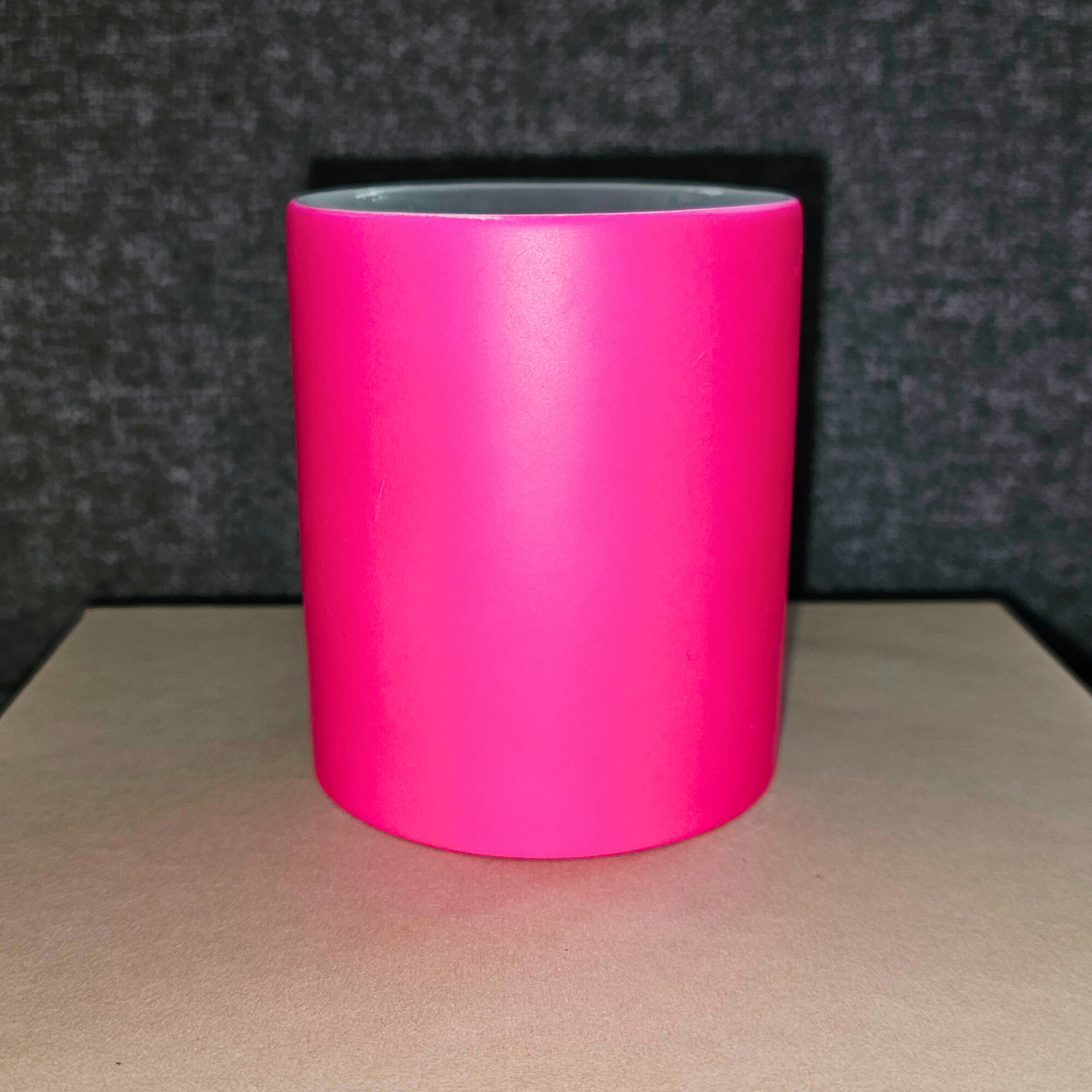 Personalisierte Neon-Tasse mit Wunschdruck in Schwarz – handgemachtes Statement
