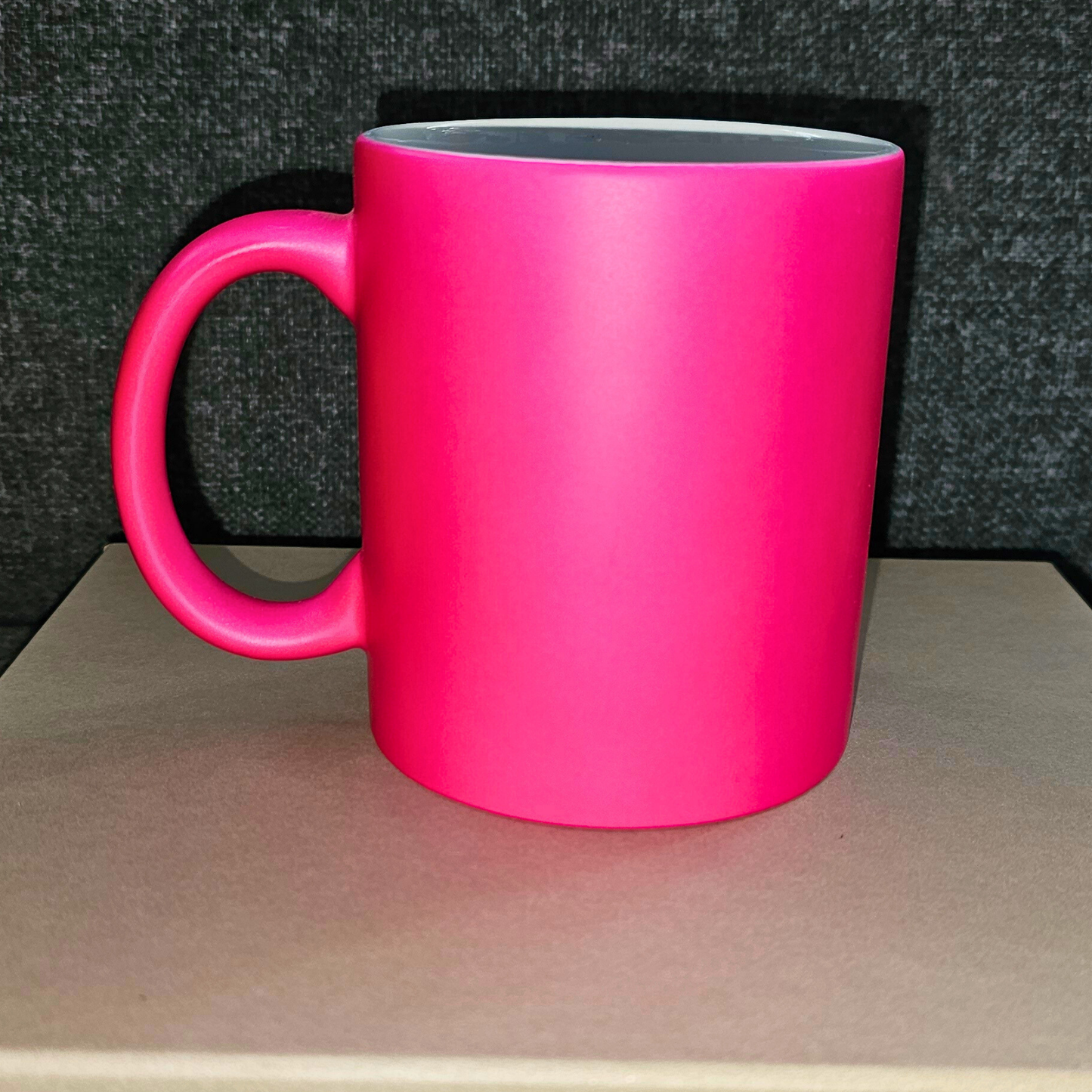 Personalisierte Neon-Tasse mit Wunschdruck in Schwarz – handgemachtes Statement