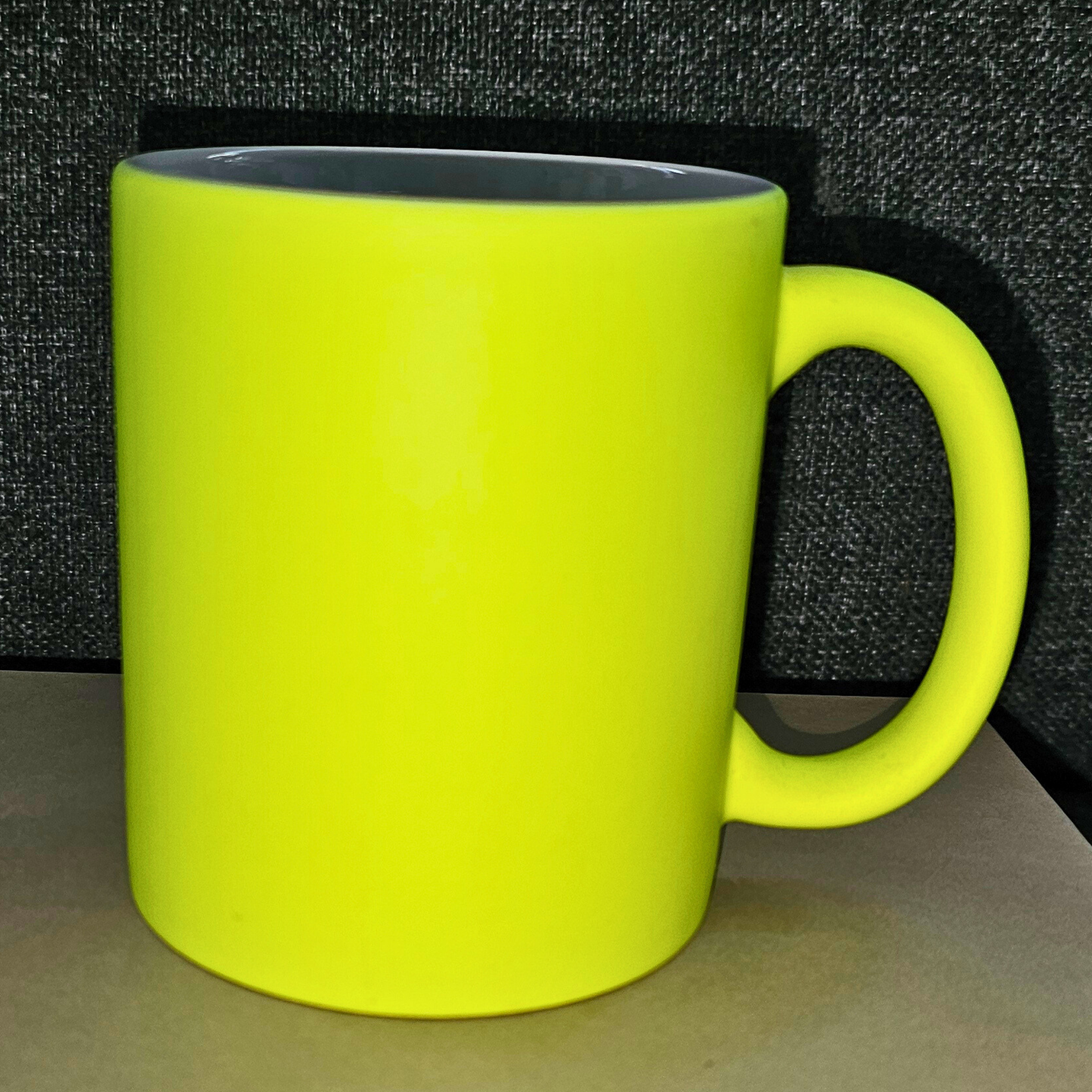 Personalisierte Neon-Tasse mit Wunschdruck in Schwarz – handgemachtes Statement