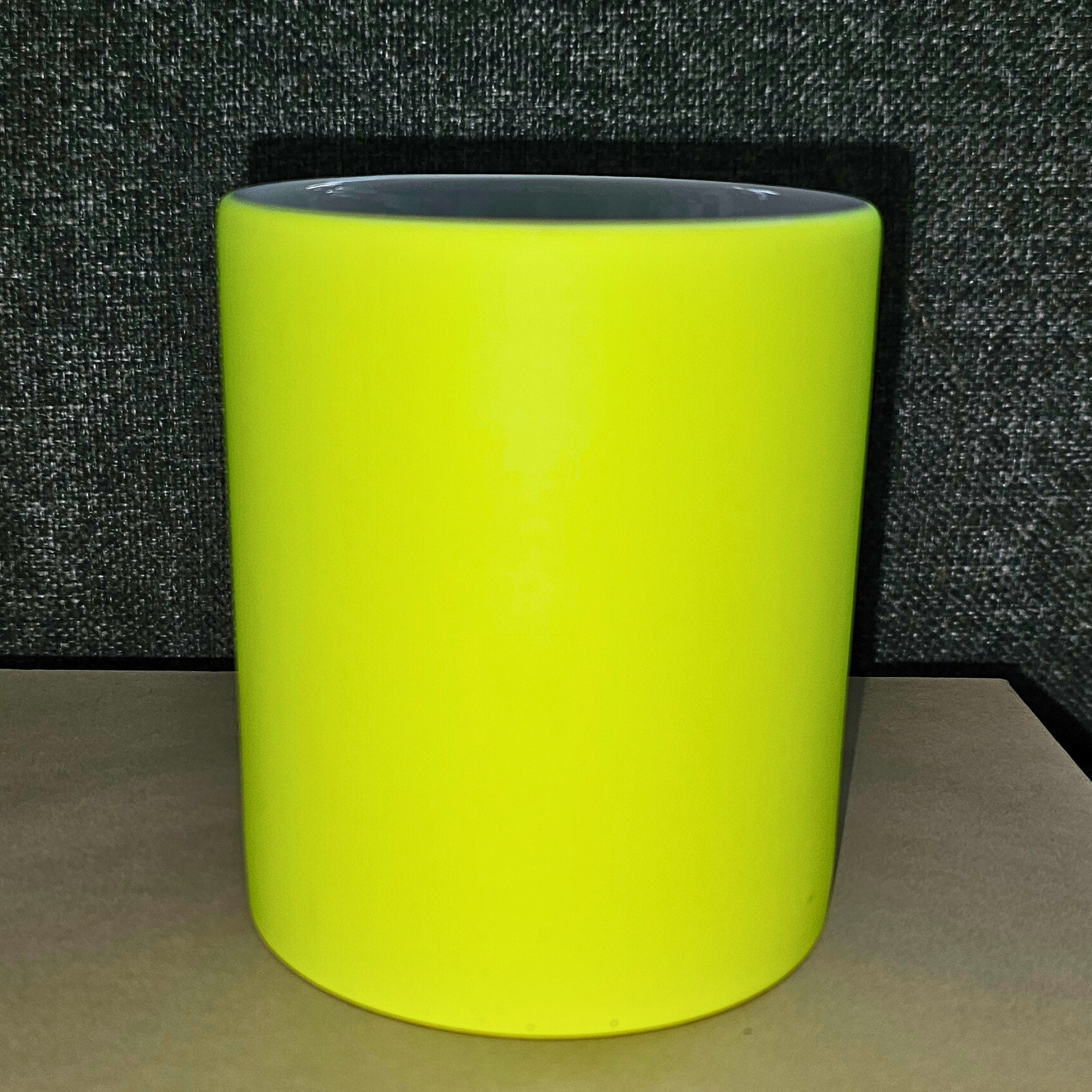 Personalisierte Neon-Tasse mit Wunschdruck in Schwarz – handgemachtes Statement