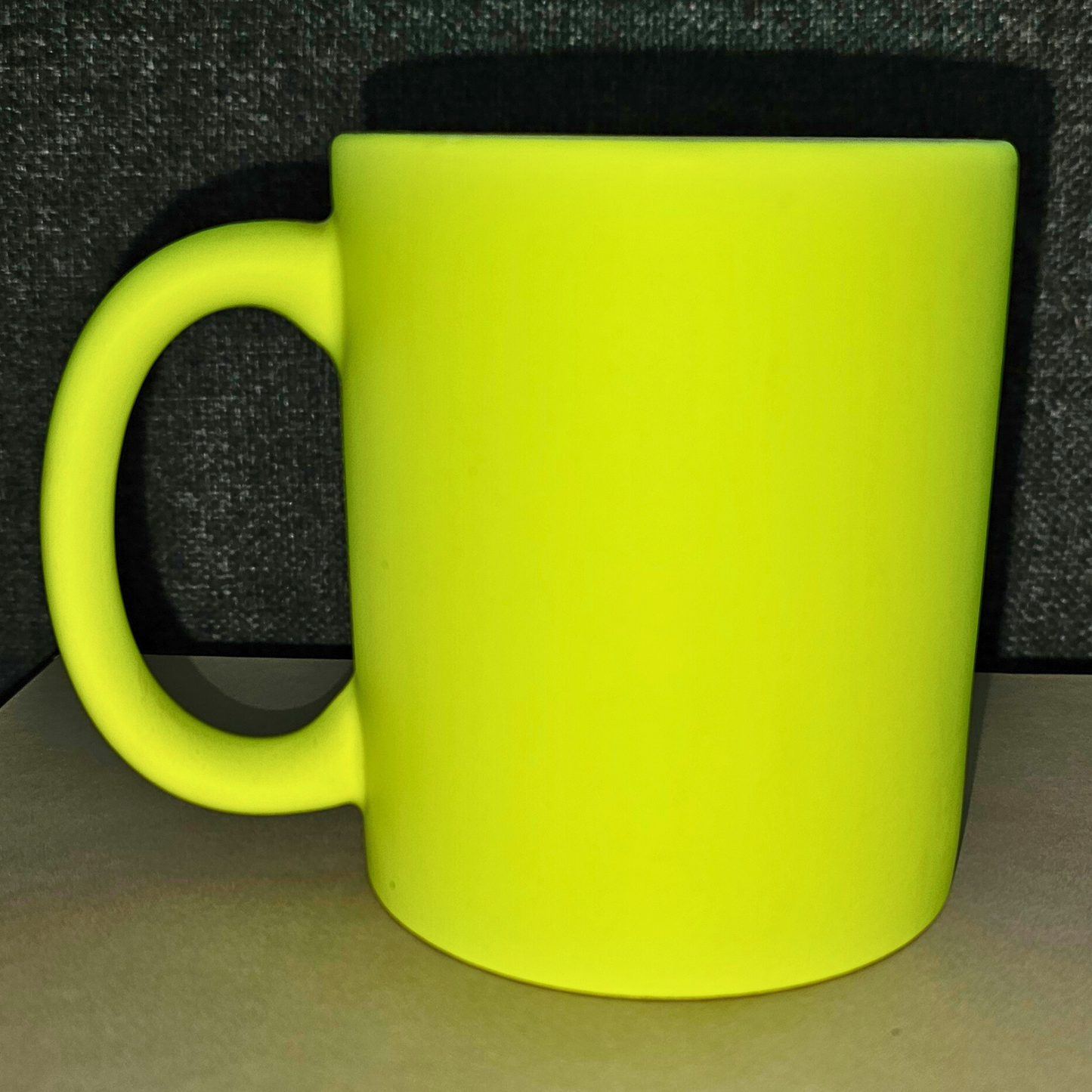 Personalisierte Neon-Tasse mit Wunschdruck in Schwarz – handgemachtes Statement