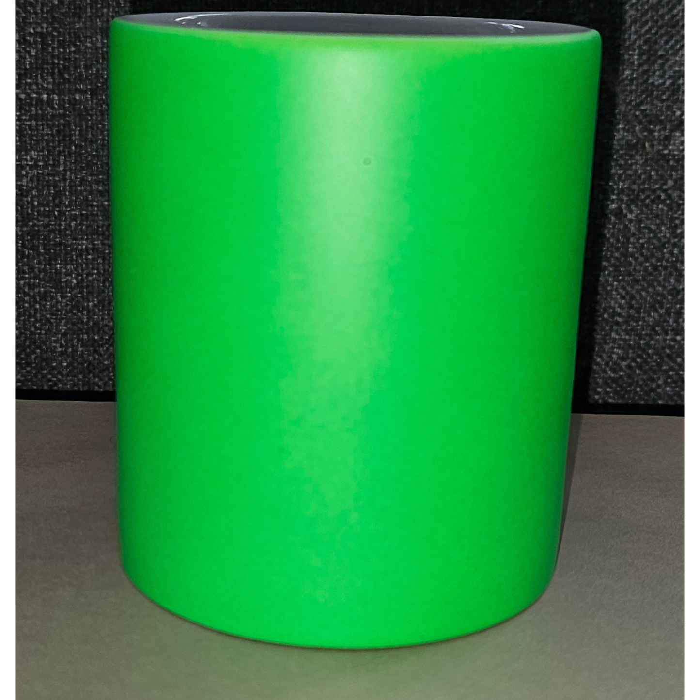 Personalisierte Neon-Tasse mit Wunschdruck in Schwarz – handgemachtes Statement
