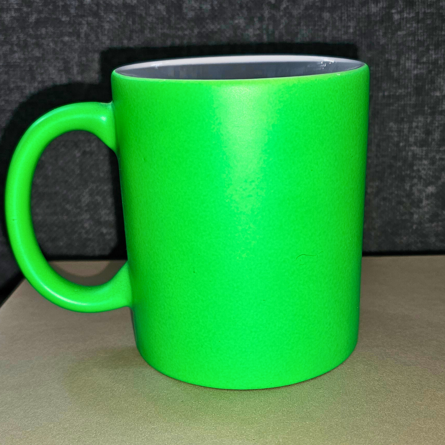 Personalisierte Neon-Tasse mit Wunschdruck in Schwarz – handgemachtes Statement