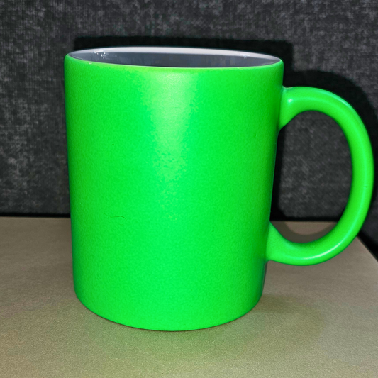 Personalisierte Neon-Tasse mit Wunschdruck in Schwarz – handgemachtes Statement