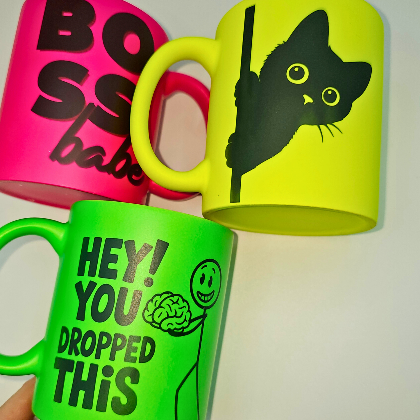 Personalisierte Neon-Tasse mit Wunschdruck in Schwarz – handgemachtes Statement