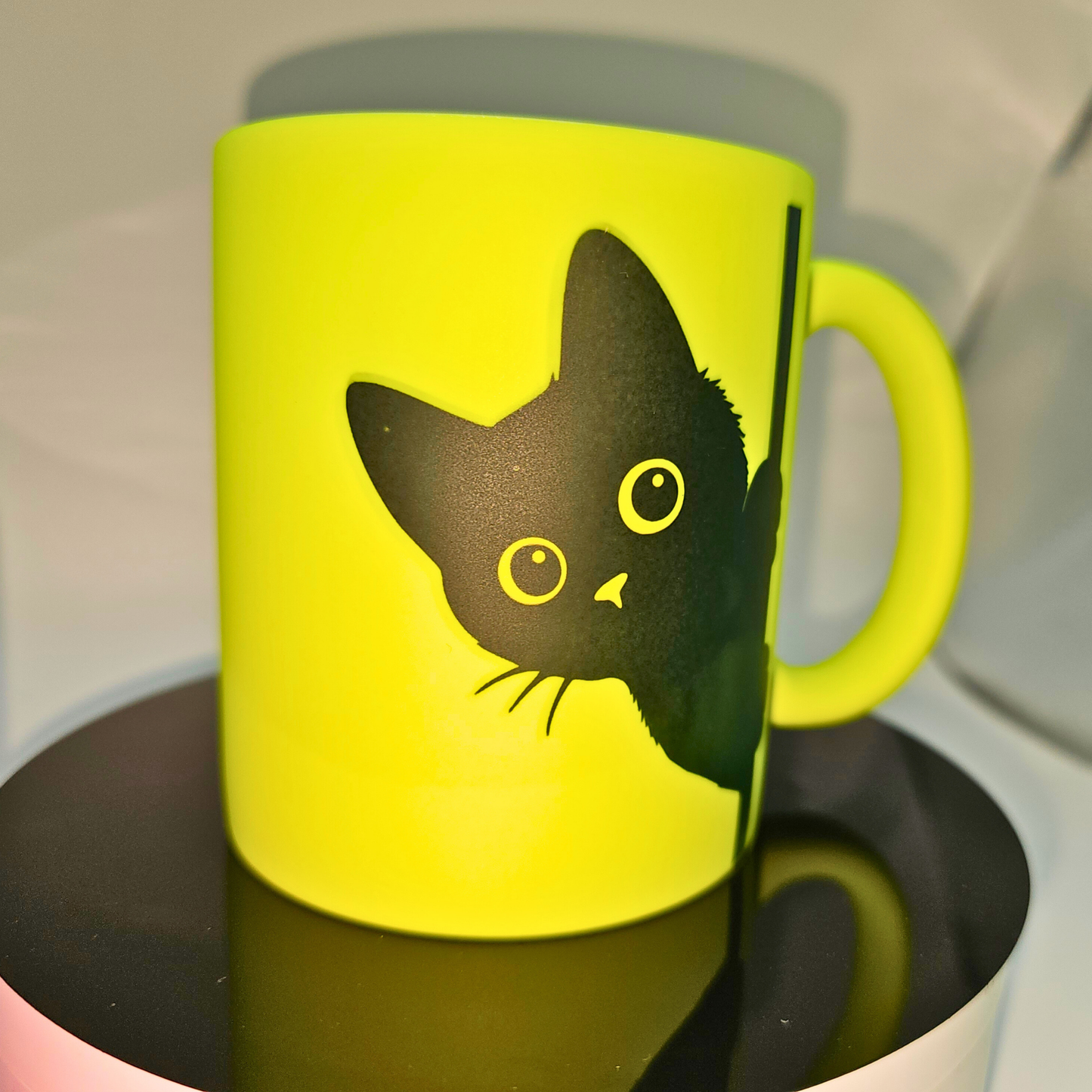Personalisierte Neon-Tasse mit Wunschdruck in Schwarz – handgemachtes Statement