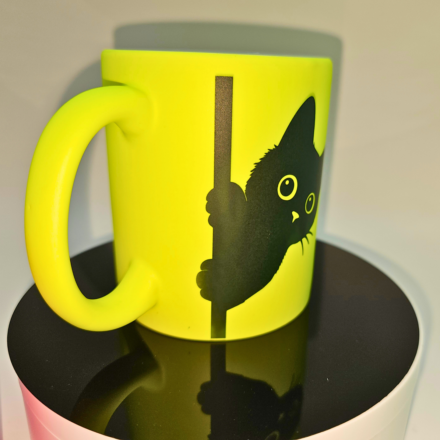 Personalisierte Neon-Tasse mit Wunschdruck in Schwarz – handgemachtes Statement