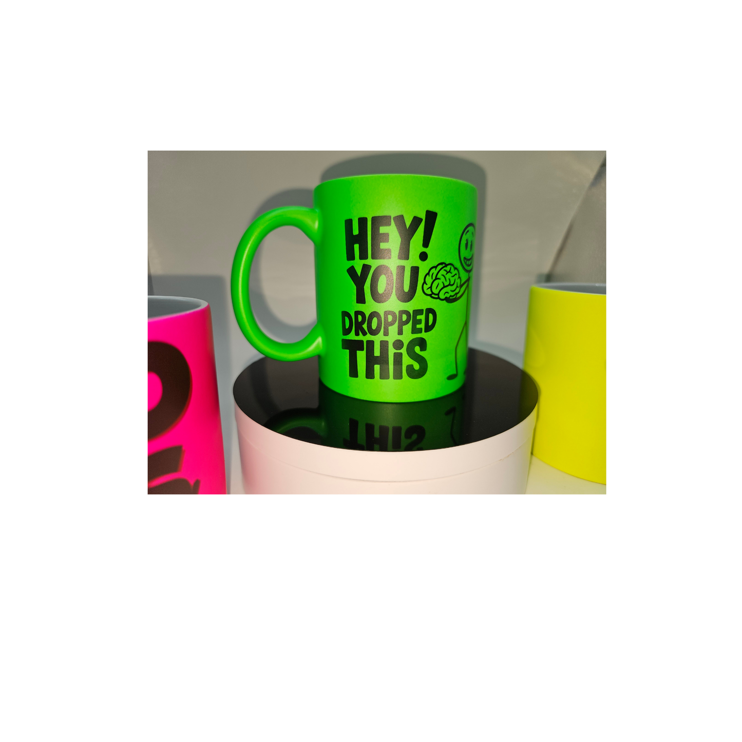 Personalisierte Neon-Tasse mit Wunschdruck in Schwarz – handgemachtes Statement