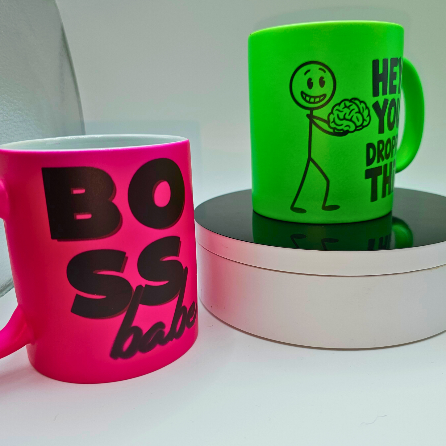 Personalisierte Neon-Tasse mit Wunschdruck in Schwarz – handgemachtes Statement