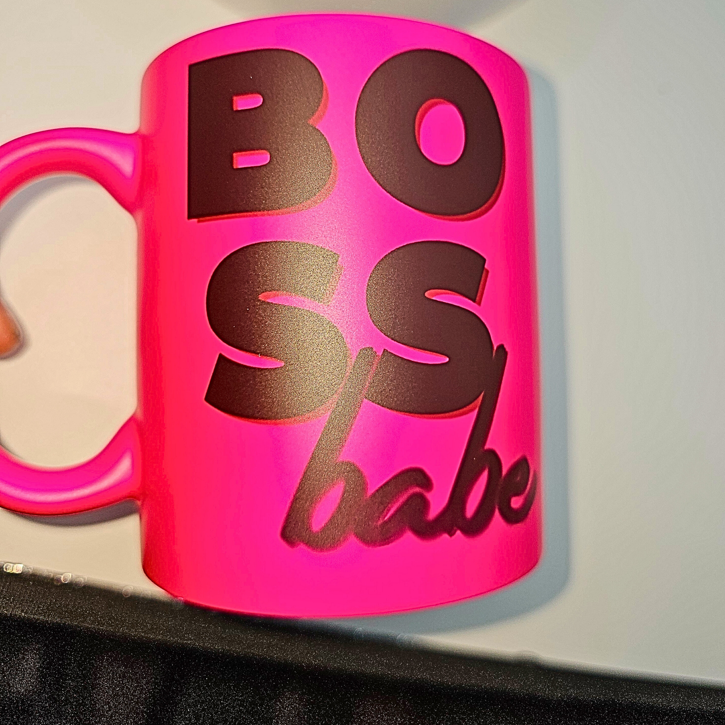 Personalisierte Neon-Tasse mit Wunschdruck in Schwarz – handgemachtes Statement