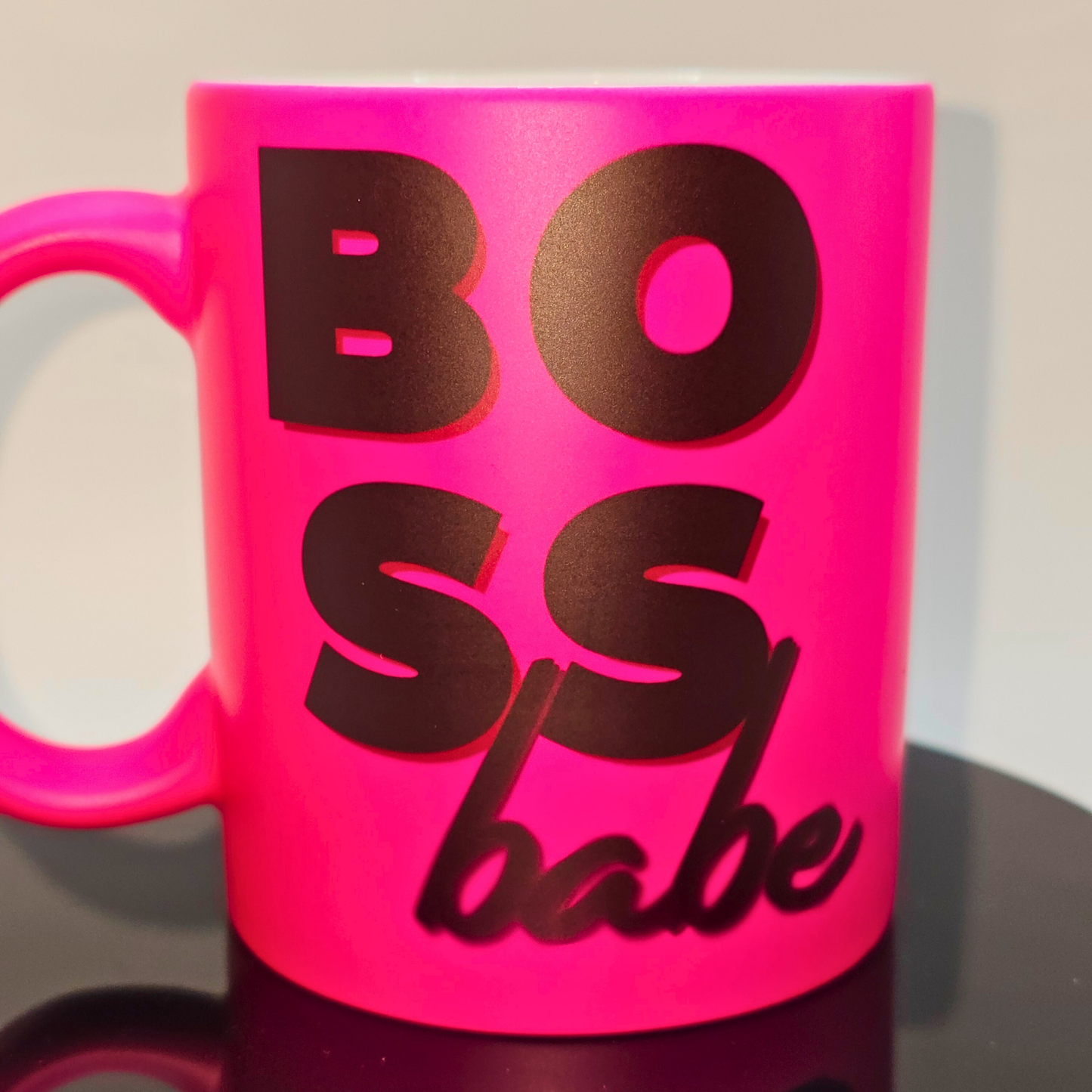 Personalisierte Neon-Tasse mit Wunschdruck in Schwarz – handgemachtes Statement