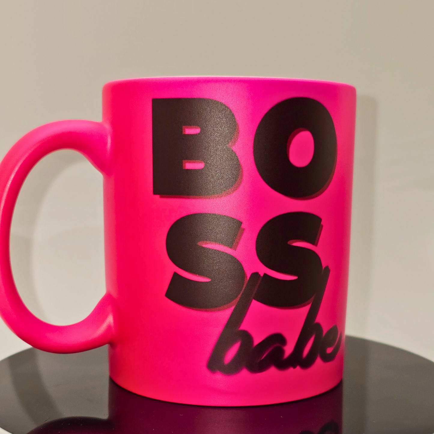 Personalisierte Neon-Tasse mit Wunschdruck in Schwarz – handgemachtes Statement