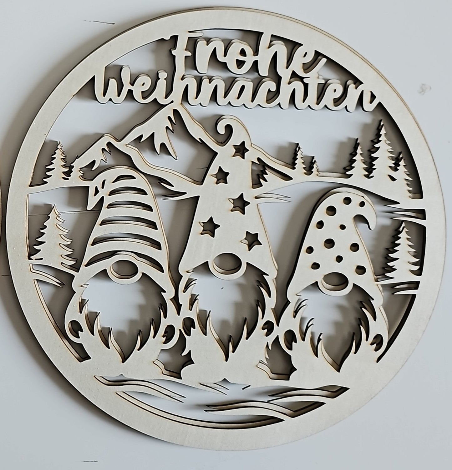 Holz-Fensterbild „Weihnachtsgnome“ | Rund 24 cm | Laser-Cut | 2 Varianten