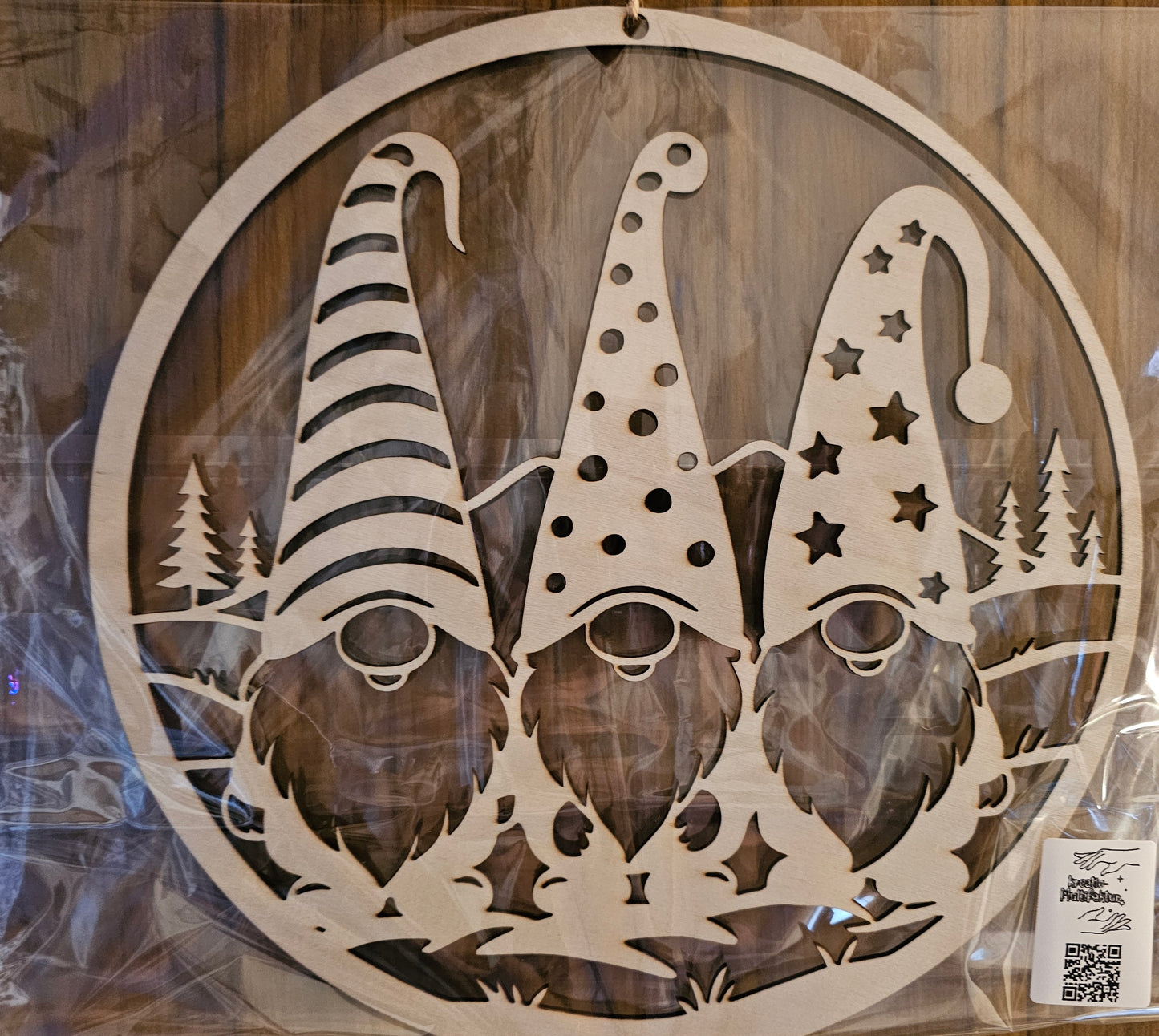 Holz-Fensterbild „Weihnachtsgnome“ | Rund 24 cm | Laser-Cut | 2 Varianten