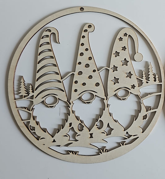 Holz-Fensterbild „Weihnachtsgnome“ | Rund 24 cm | Laser-Cut | 2 Varianten