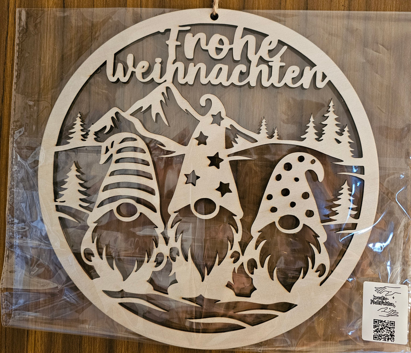 Holz-Fensterbild „Weihnachtsgnome“ | Rund 24 cm | Laser-Cut | 2 Varianten