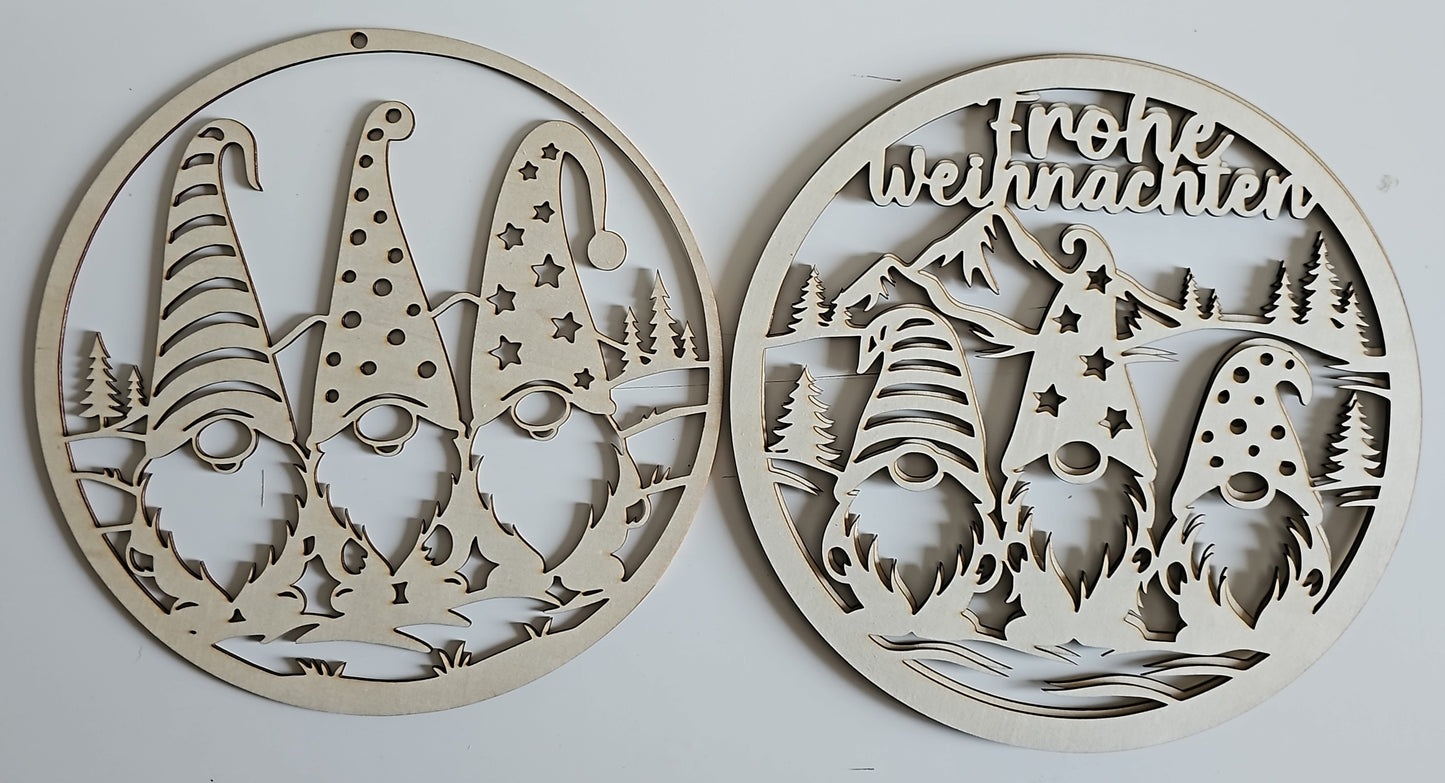 Holz-Fensterbild „Weihnachtsgnome“ | Rund 24 cm | Laser-Cut | 2 Varianten
