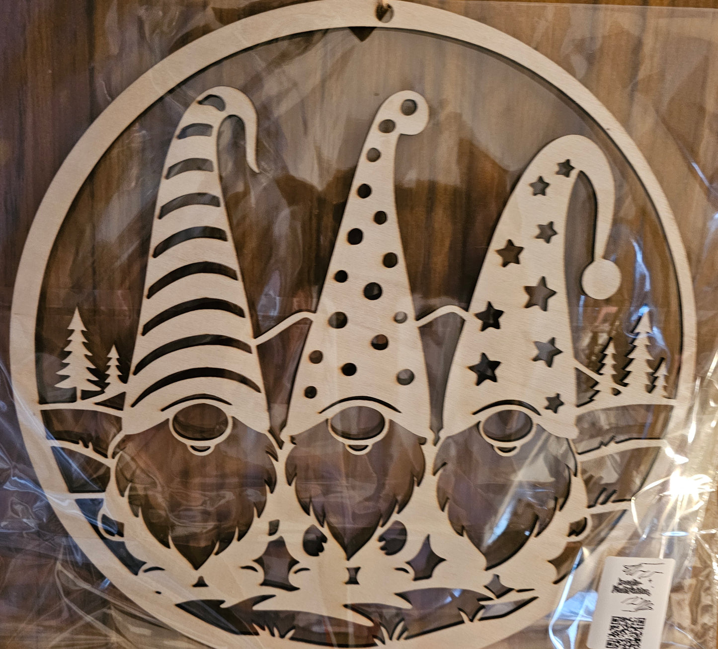 Holz-Fensterbild „Weihnachtsgnome“ | Rund 24 cm | Laser-Cut | 2 Varianten