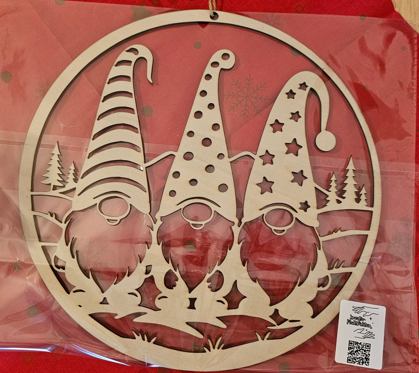 Holz-Fensterbild „Weihnachtsgnome“ | Rund 24 cm | Laser-Cut | 2 Varianten