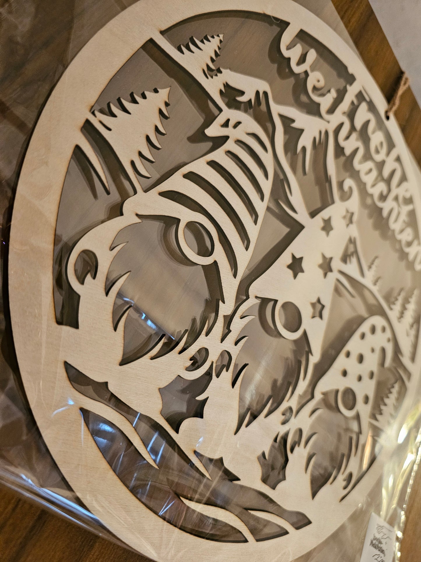 Holz-Fensterbild „Weihnachtsgnome“ | Rund 24 cm | Laser-Cut | 2 Varianten